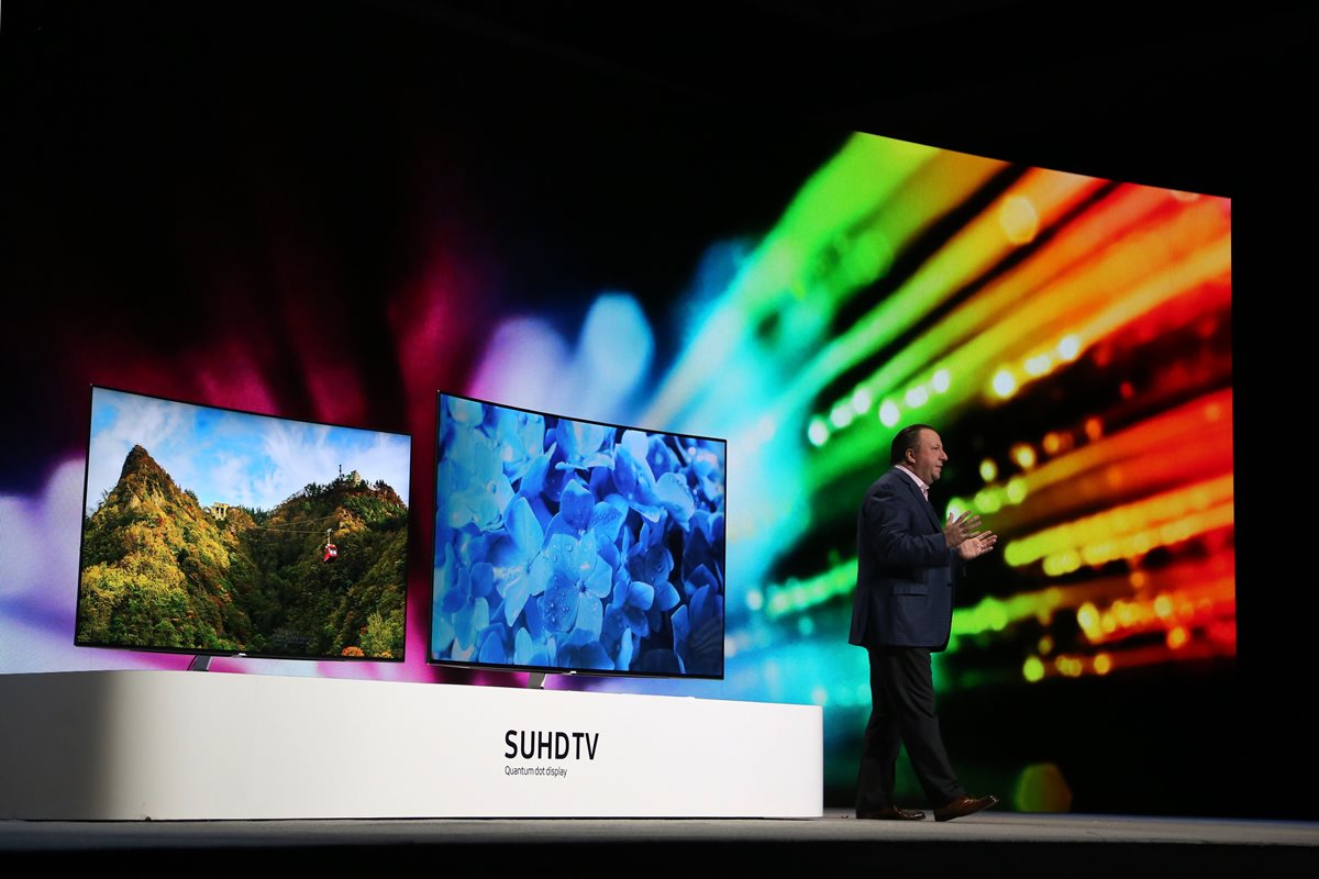 El presidente de Samsung Electronics América, Tim Baxter, presenta las pantallas SUHGTV Quantum Dot en el CES, el 5 de enero (Foto Prensa Libre: AFP).