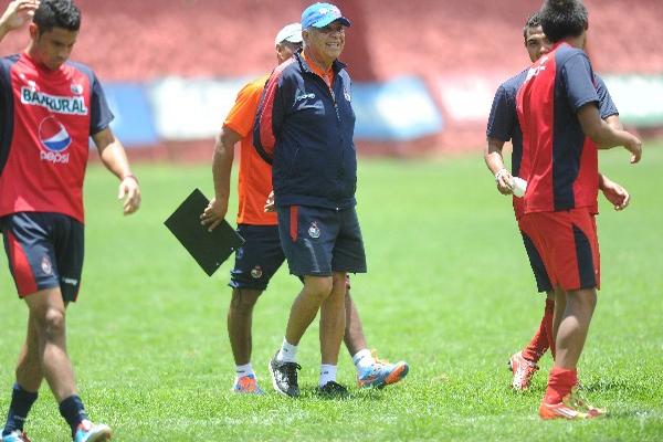 El técnico rojo, Aníbal Ruiz, consideró que tiene un grupo capaz de revertir el marcador. "Vamos por el título", dijo. (Foto Prensa Libre: Francisco Sánchez)