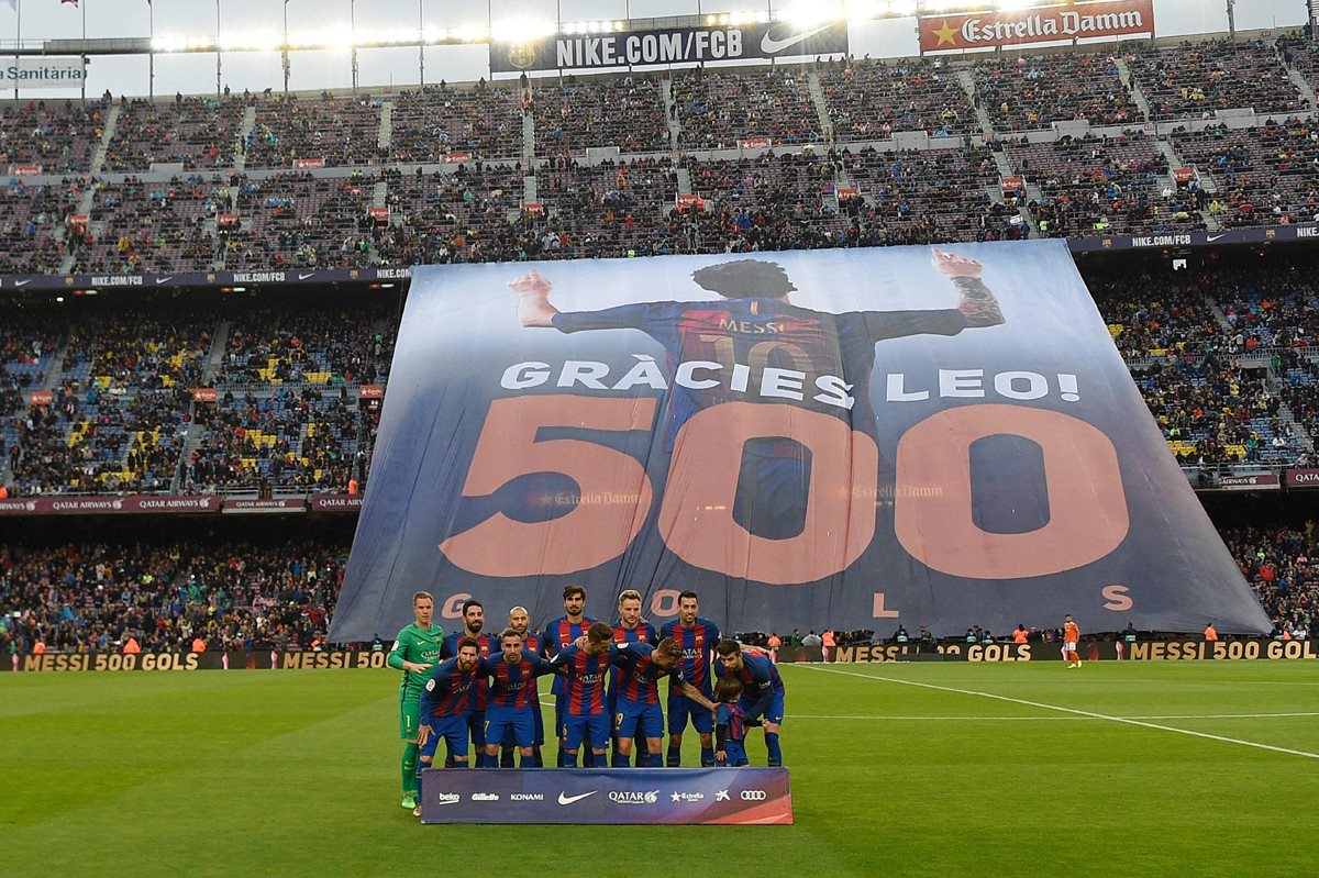La afición del Barcelona celebró los 500 goles del delantero Leo Messi. (Foto Prensa Libre: AFP)