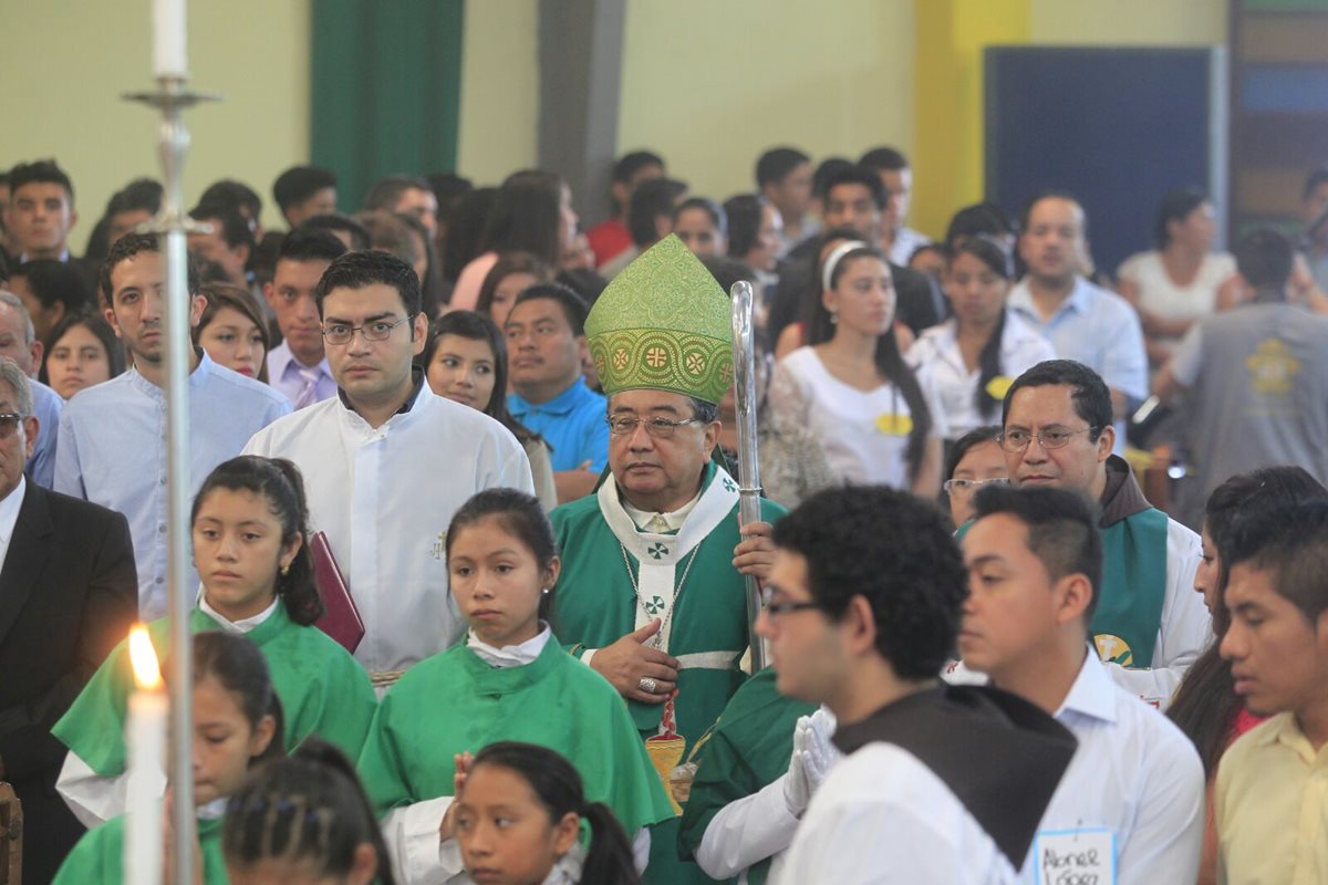 Óscar Julio Vián ofició la misa dominical en El Mezquital, zona 12 de Villa Nueva. (Foto Prensa Libre: Edwin Bercián)