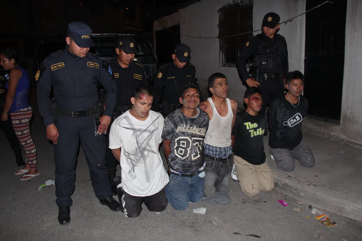 Cinco de los seis supuestos pandilleros luego de ser sometidos por la policía. (Foto Prensa Libre: PNC)