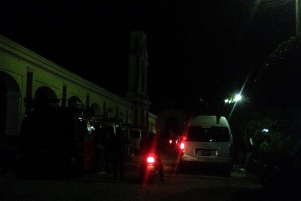 Maestros abordan buses en el parque central de Rabinal. (Foto Prensa Libre: Carlos Grave)