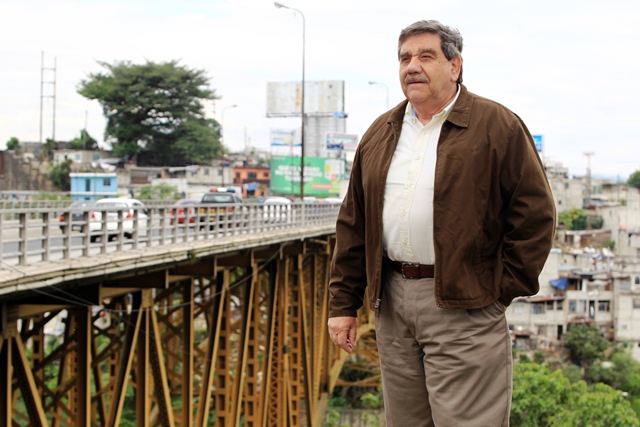 Óscar Roberto Peralta, exrepresentante del Grupo Fénix, S. A., captado en el puente Belice, por el que tiene litigio con el Estado. (Foto Prensa Libre: Carlos Hernández Ovalle)