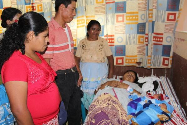Familiares y vecinos acompañan a madre de trillizos, en hospital de Jutiapa. (Foto Prensa Libre: Óscar González)<br _mce_bogus="1"/>
