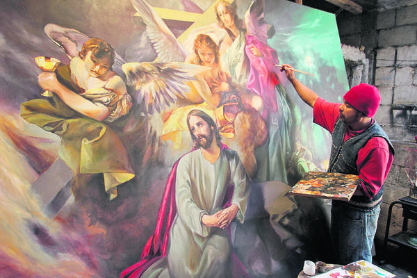 La foto muestra  el momento en que Fernando Ixcamey   daba toques finales a su obra  La oración en el huerto. (Foto Prensa Libre: Miguel A. López)