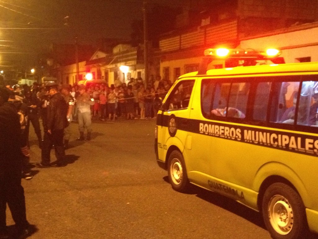 Bomberos Municipales en el lugar donde quedaron los cuatro cadáveres en El Milagro, zona 6 de Mixco. (Foto Prensa Libre: Cortesía @BomberosM_Mixco)