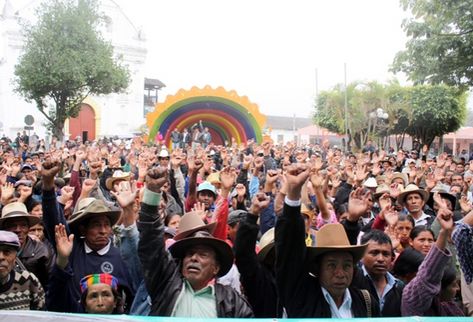 Miles de personas participaron en la votación sobre los proyectos de explotación de los recursos naturales en Uspantán, Quiche.  (Foto Prensa Libre: Óscar Figueroa)