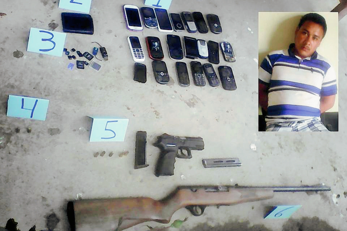Jeremías de León, de 22 años, fue capturado en San Bartolomé Jocotenango, Quiché, y le decomisaron dos armas de fuego y 20 teléfonos móviles. (Foto Prensa Libre: Óscar Figueroa)