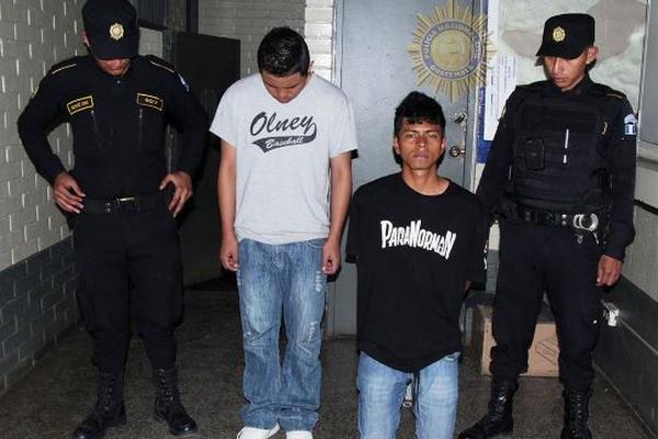 Capturan a presuntos extorsionistas. (Foto Prensa Libre: PNC)