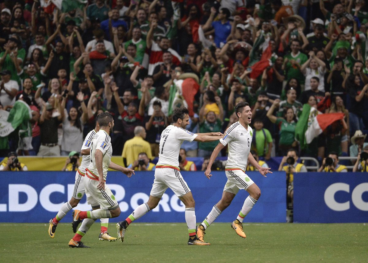 Edson Álvarez (d) de México celebra luego de haber anotado contra Curazao el segundo gol de su selección, durante el juego realizado en el estadio Alamodome en San Antonio. (Foto Prensa Libre: EFE)