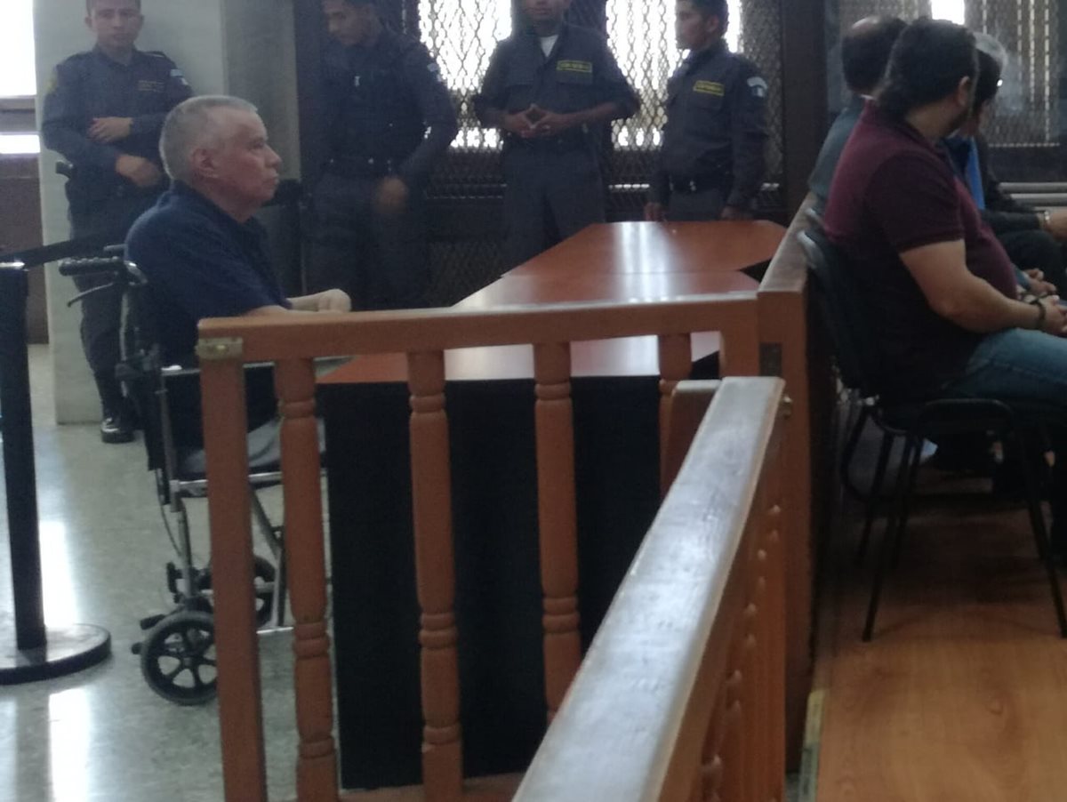 El condenado exjefe de detectives de la PNC, Víctor Soto, compareció en silla de ruedas el 9 de noviembre pasado. (Foto Prensa Libre: Sucely Contreras/Guatevisión)