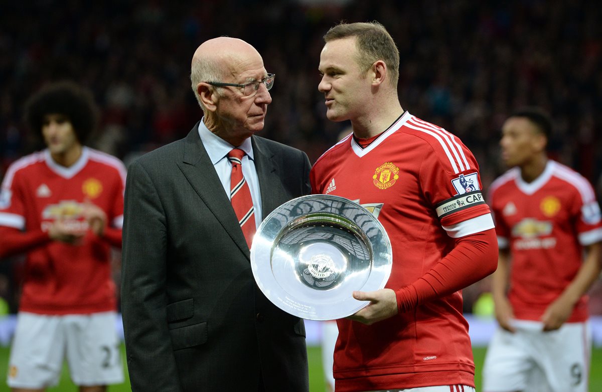 Rooney recibió de Charlton el reconocimiento previo a disputar el partido. (Foto Prensa Libre: AFP)
