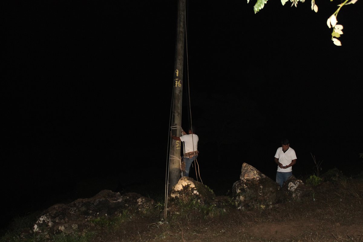 Bomberos rescatan cadáver de trabajador que se electrocutó en un poste, en San Luis, Petén. (Foto Prensa Libre: Walfredo Obando).