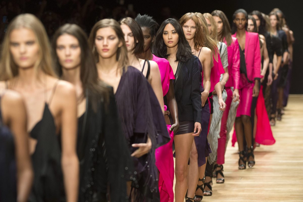 Modelos presentan una creación de la colección primavera- verano 2015 de la colección Ready to Wear de la diseñadora francesa Barbara Bui. (Foto Prensa Libre: EFE).