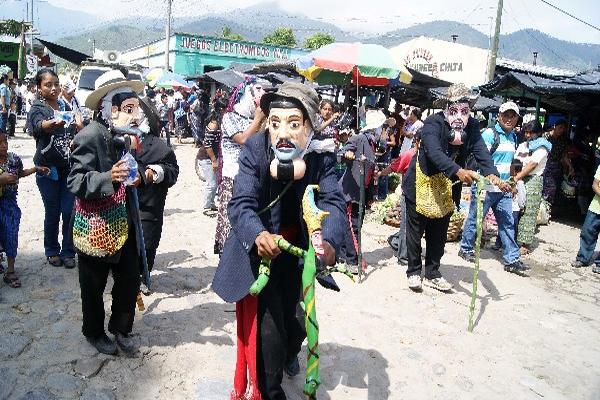 DANZA DEL Patzca recorre calles de Rabinal.