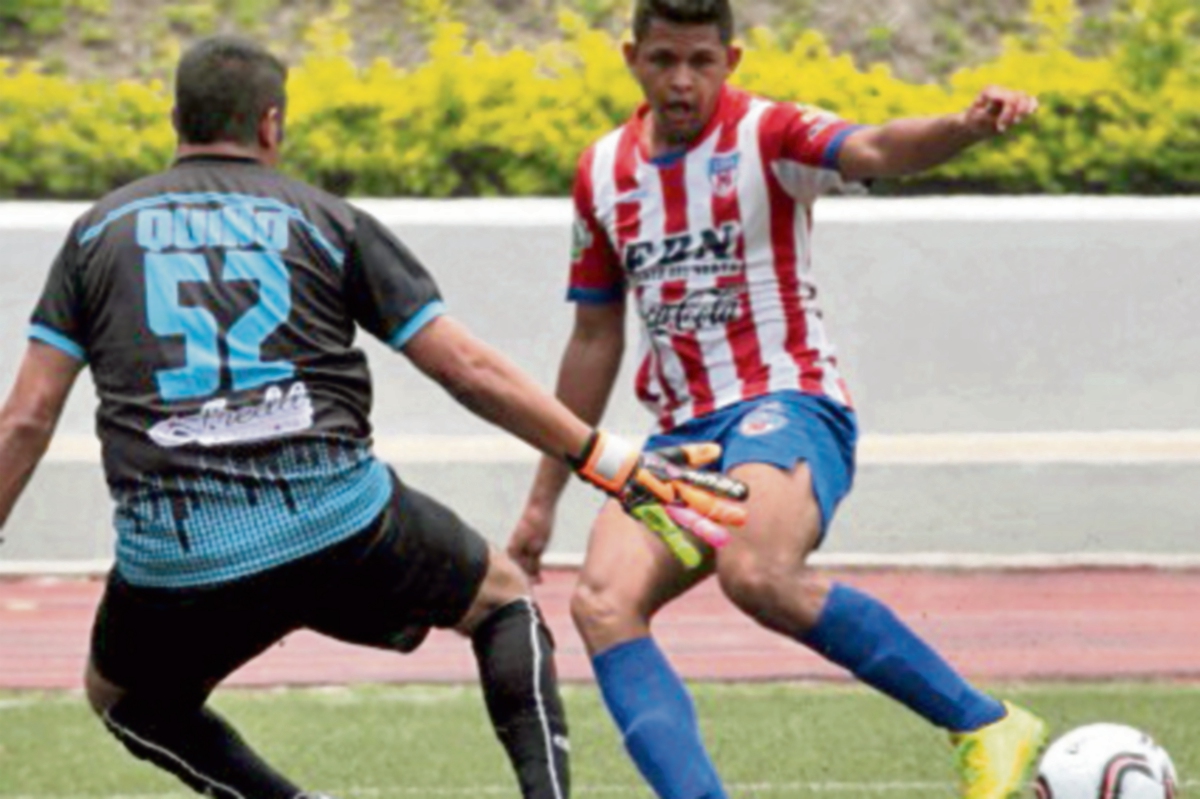 RAFA GODOY vence al meta Jorge M. Quiñónez. (Foto Prensa Libre: Norvin Mendoza)