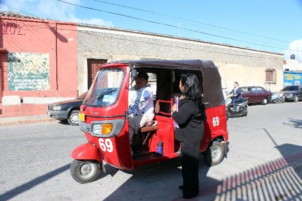 Piloto de Mototaxi  informa a una  usuaria sobre  nueva tarifa  del pasaje  en el  barrio San Francisco.