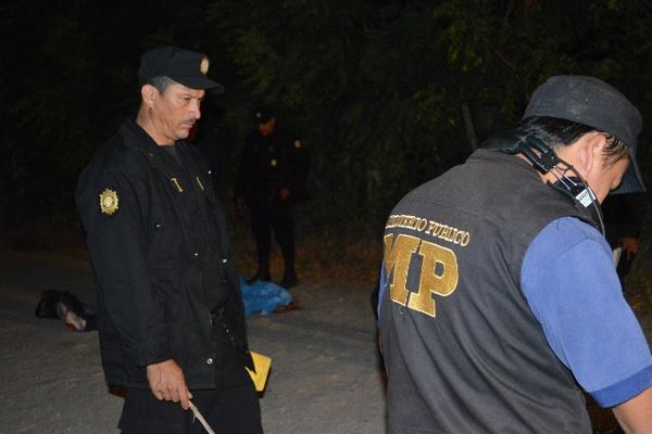 Investigadores trabajan en el lugar donde fue encontrado el cadáver de Morales de Paz, en Estanzuela. (Foto Prensa Libre: Víctor Gómez)