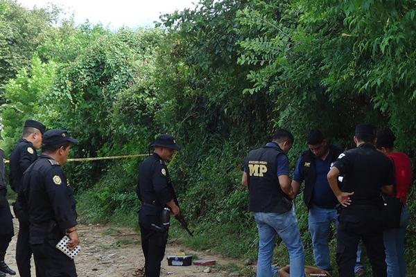 Localizan el cadáver de un hombre en un camino de terracería en Chiquimula. (Foto Prensa Libre: Edwin Paxtor)<br _mce_bogus="1"/>