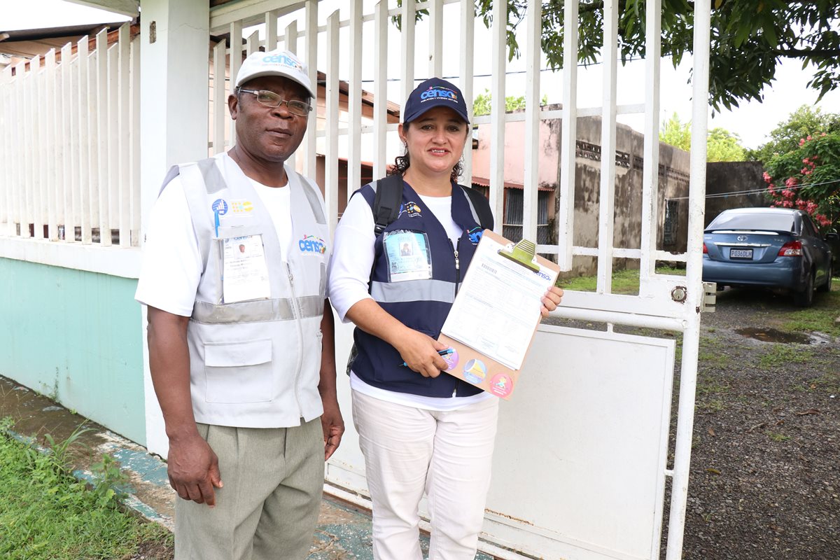 Wilfrido Amílcar Palacios Martínez junto a una compañera durante el censo en Puerto Barrios, Izabal. (Foto Prensa Libre: Dony Stewart).