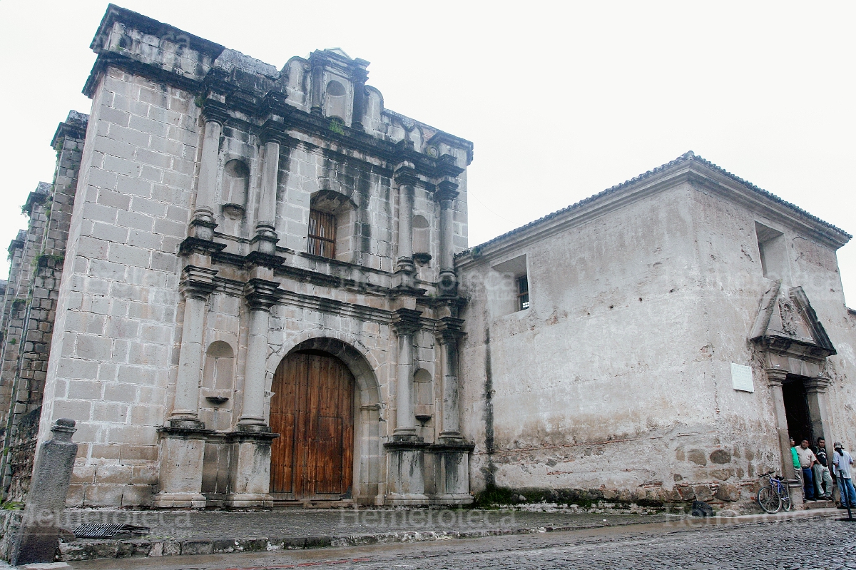 Fachada de las ruinas de la iglesia y convento de Capuchinas. (Foto: Hemeroteca PL)