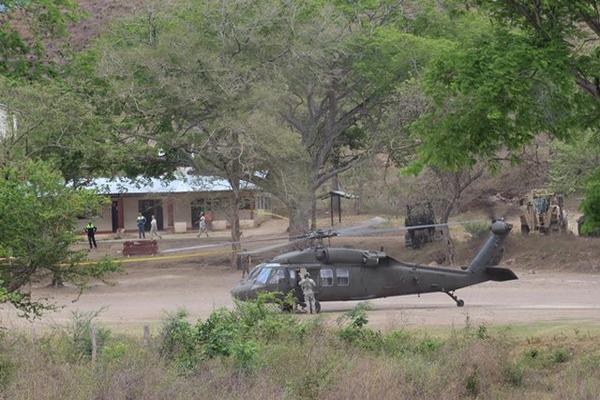 Un helicoptero llega al lugar donde el soldado estadounidense participaba en la construcción una escuela (Foto Prensa Libre:J. Vargas )<br _mce_bogus="1"/>