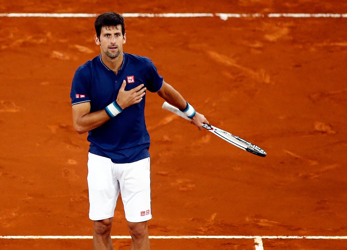 Novak Djokovic agradece el apoyo al público luego de derrotar a Feliciano López. (Foto Prensa Libre: AFP)