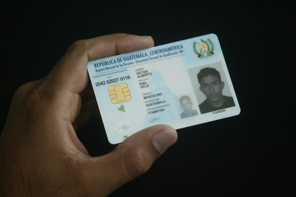 Carne de presentación del Documento Personal de Identificacion (DPI). (Foto Prensa Libre: Archivo).
