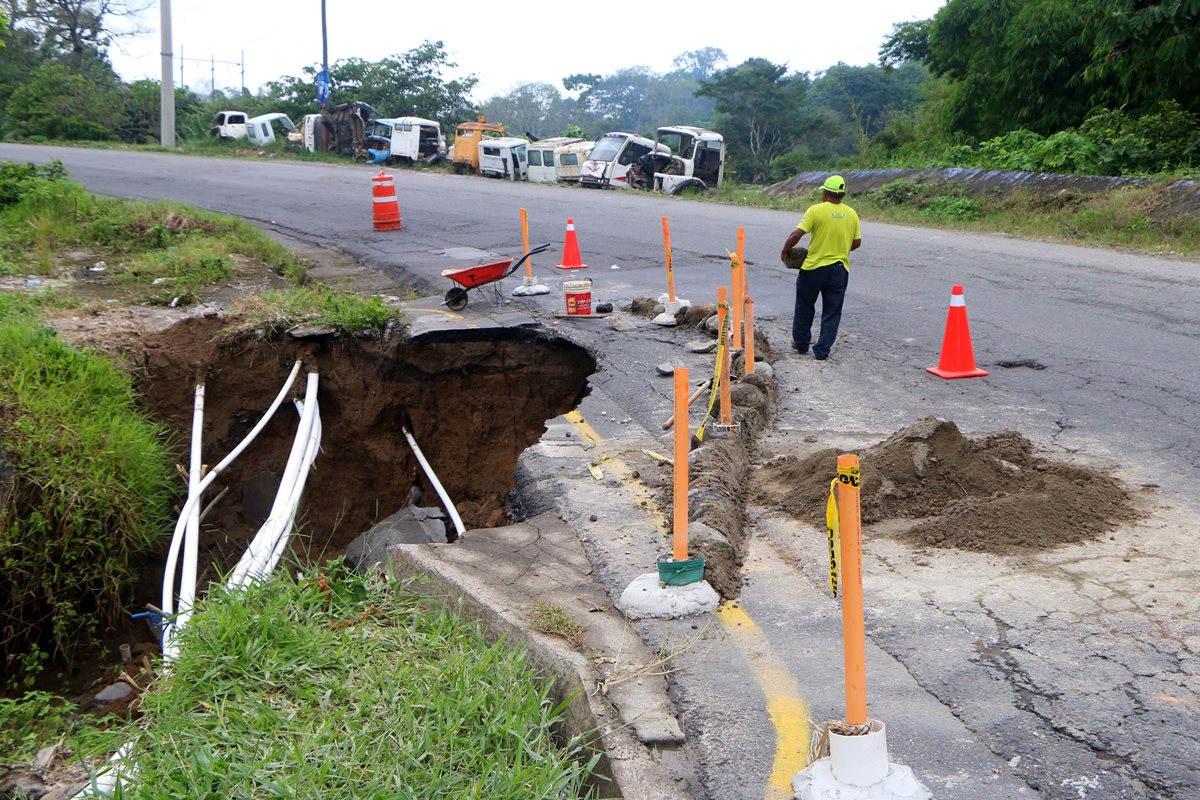 Socavamiento afecta a automovilistas que transitan en la ruta de Retalhuleu a Quetzaltenango. (Foto Prensa Libre: Rolando Miranda)