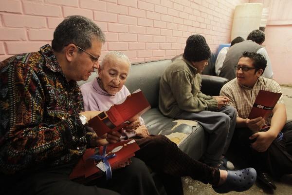 Los periodistas Edwin Castro y Keneth Cruz leen las cartas a Olga Sierra y   Luis Chamalé.