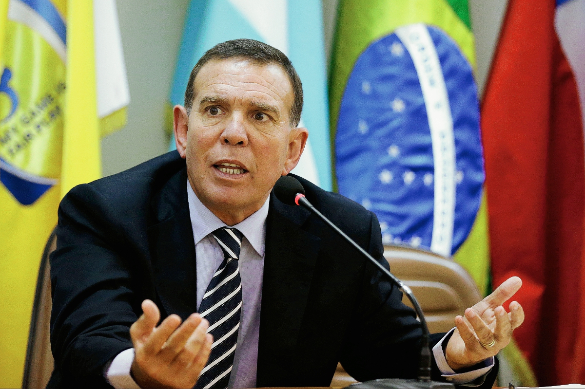 El presidente de Conmebol Juan Ángel Napout es el principal interesado en conservar las plazas de los sudamericano. (Foto Prensa Libre: AP)