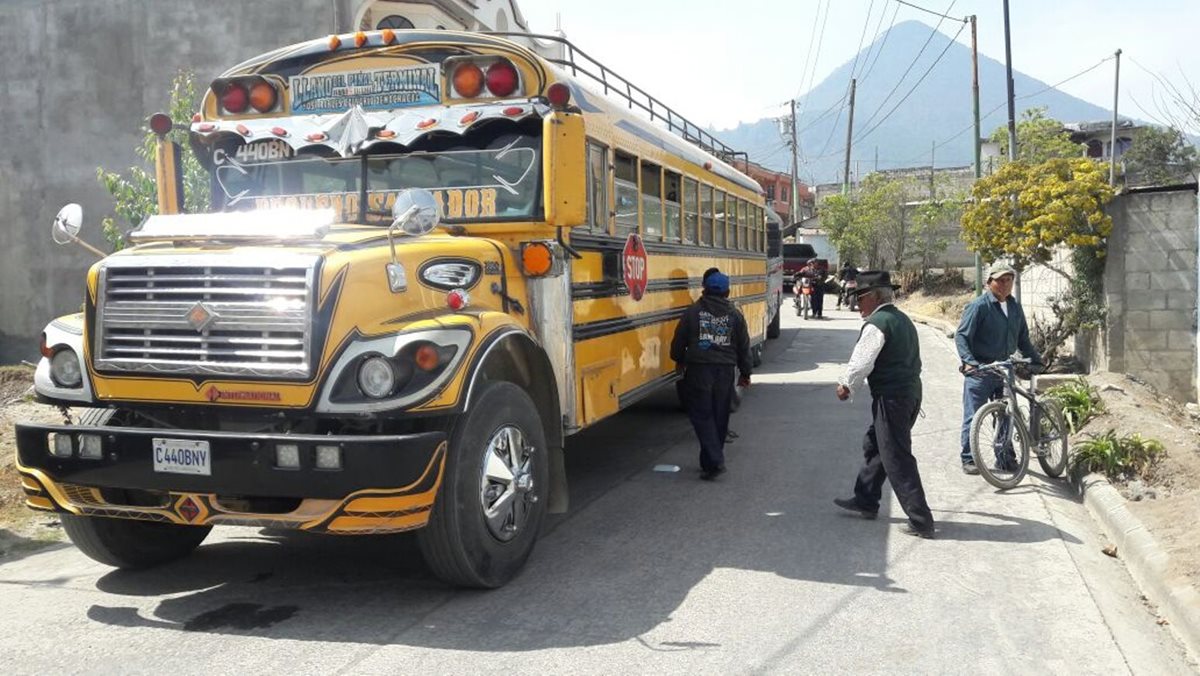 Los pobladores de Llanos del Pinal obligaron a los pilotos a estacionar los buses para que escucharan sus quejas. (Foto Prensa Libre: María José Longo).