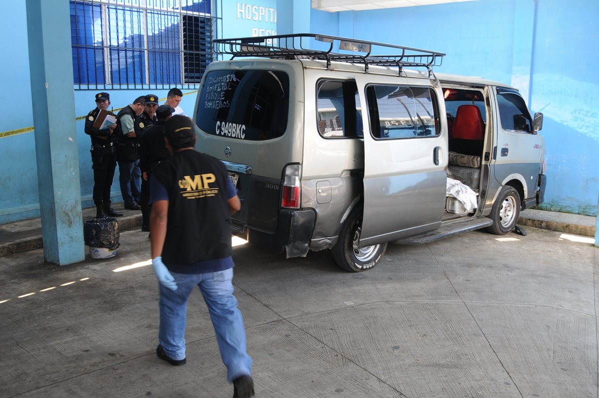 Peritos del Ministerio Público recaban evidencias en el microbús, donde murió a balazos un piloto, en Coatepeque, Quetzaltenango. (Foto Prensa Libre: Alexánder Coyoy)