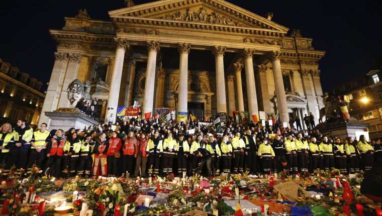 Belgas se han manifestados contra ataques terroristas, pese al miedo. (Foto Prensa Libre: EFE)