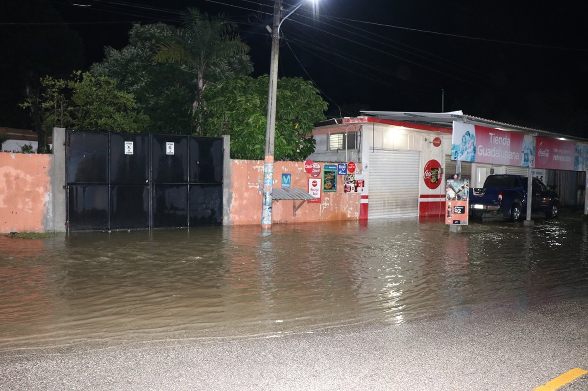 Una vivienda, ubicada en la calle conocida como Centro de Salud, en Santa Elena, Flores, se inundó. (Foto Prensa Libre: Rigoberto Escobar)