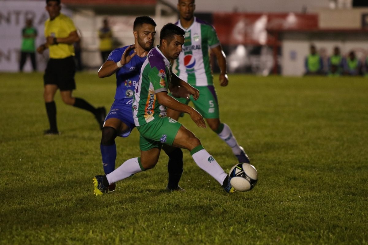 Alexis Matta (Antigua GFC) intenta dominar el balón durante el juego. (Foto Prensa Libre: Eduardo Sam Chun)