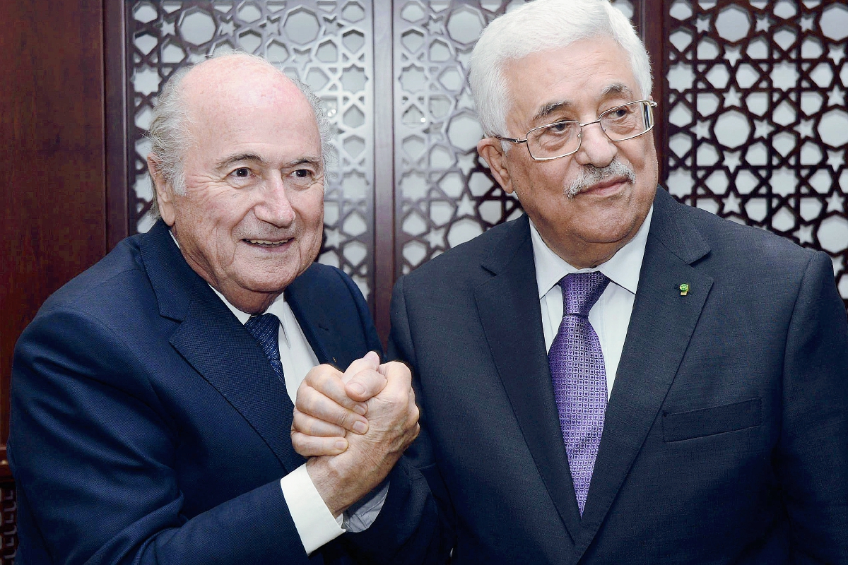 El presidente, Mahmoud Abbas estrecha la mano al presidente de la Fifa, Joseph Blatter, durante una reunión en Ramala. (Foto Prensa Libre: EFE)