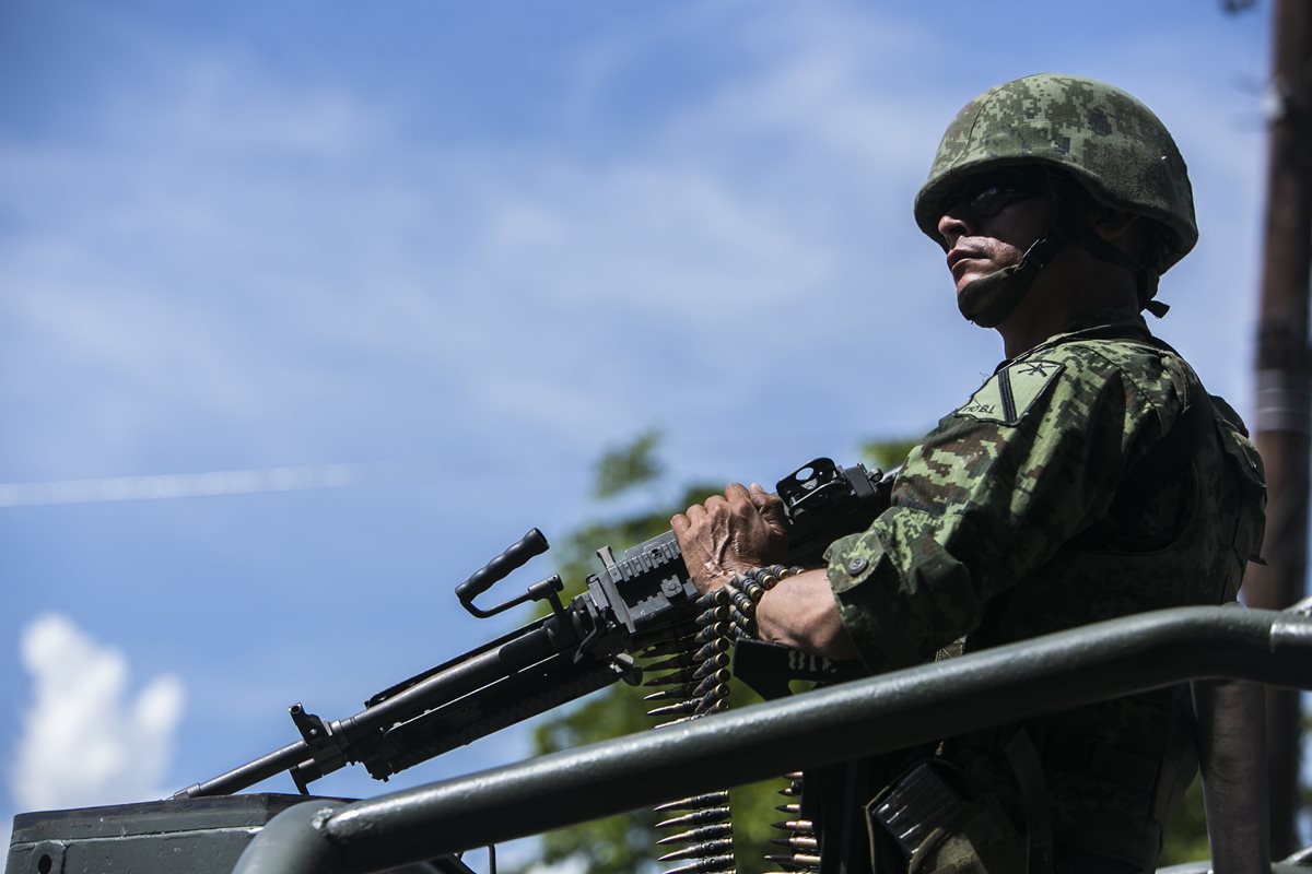 (Imagen de referencia). Un militar patrulla una zona en Culiacán, Sinaloa. (Foto Prensa Libre: AP).