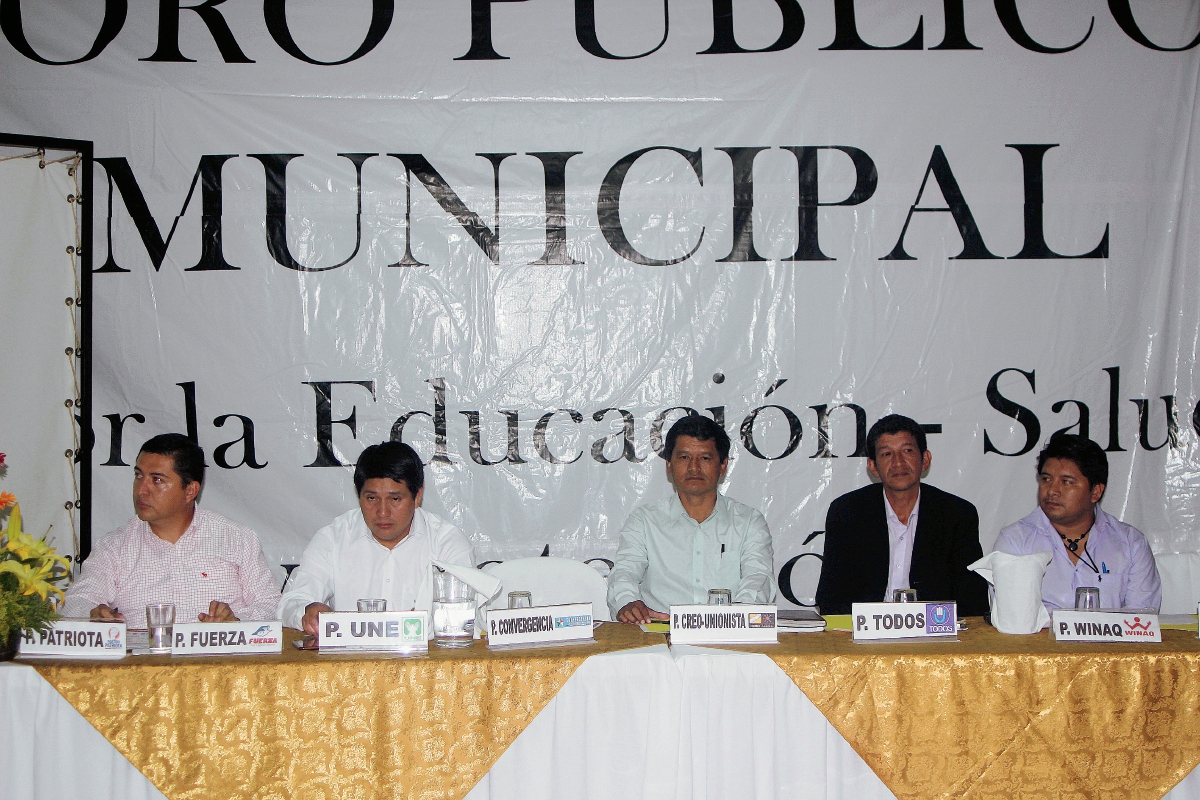 Cinco de  los siete    candidatos a la Alcaldía de San Pedro Carchá, Alta Verapaz, asistieron a foro organizado el miércoles último.  (Foto Prensa Libre: Ángel Martín Tax)