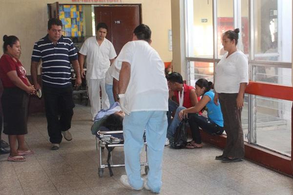 Una adolescente que resultó herida de gravedad fue trasladada hacia un centro asistencial. (Foto Prensa Libre: Felipe Guzmán)