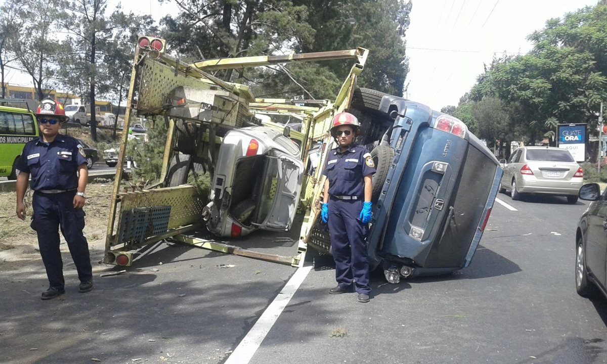 Piloto de tacuazina perdió el control y volcó en el Periférico. (Foto Prensa Libre: Bomberos Municipales)