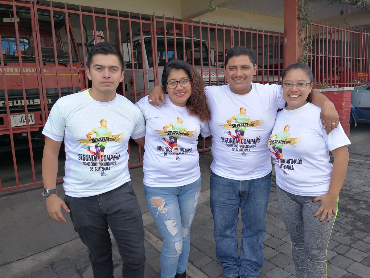 Bomberos Voluntarios de Mixco formaron parte de la primera carrera San Silvestre, dedicada a Ciro Camey. (Foto Prensa Libre: Fred Rivera)