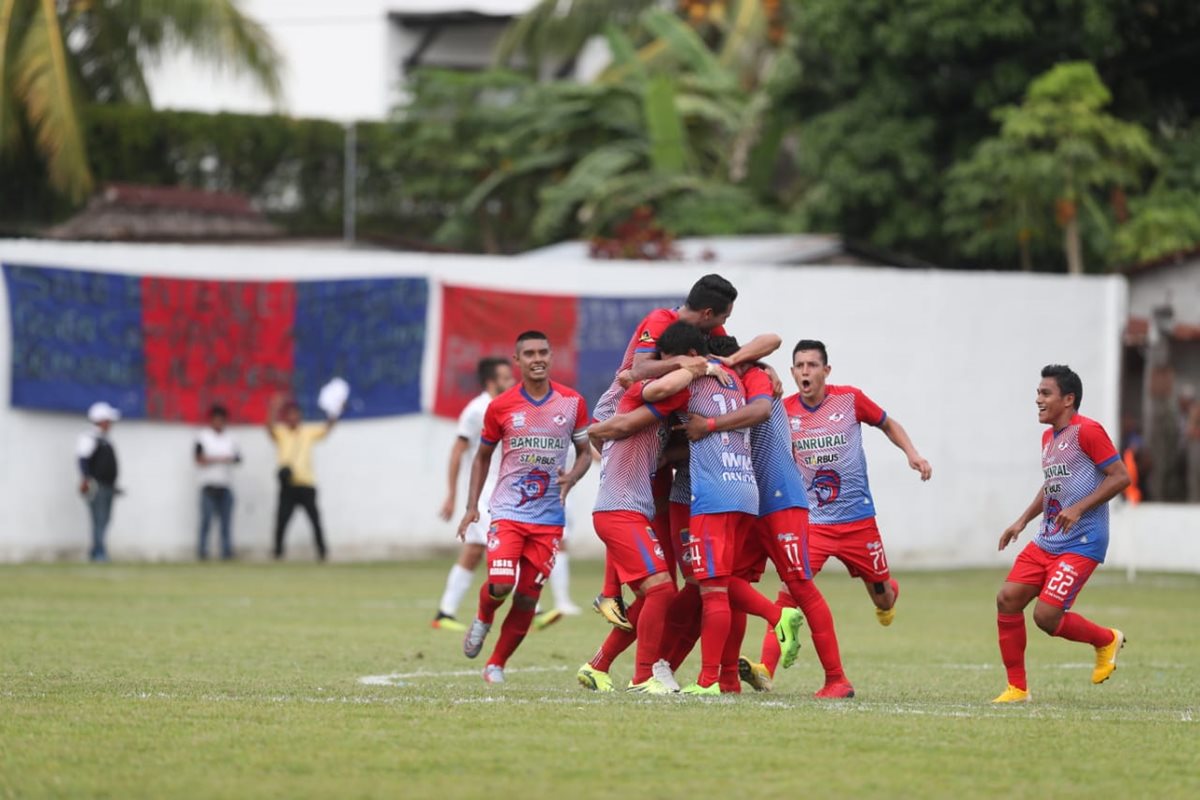 Así festejaron los jugadores de Iztapa. (Foto Prensa Libre: Francisco Sánchez)