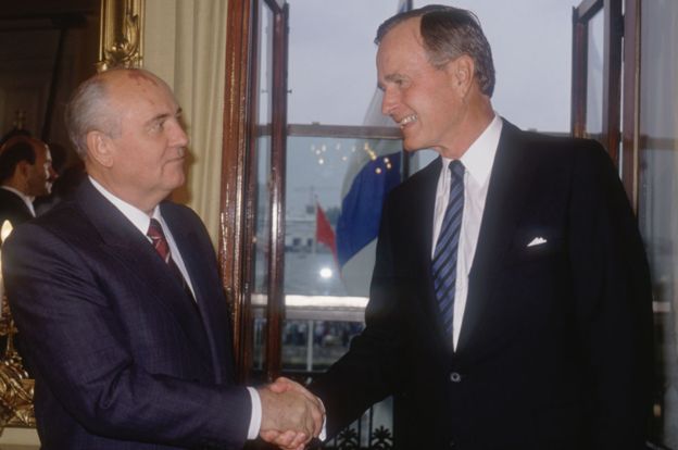Bush logró darle la mano a Mijaíl Gorbachov y ponerle fin a la Guerra Fría. GETTY IMAGES