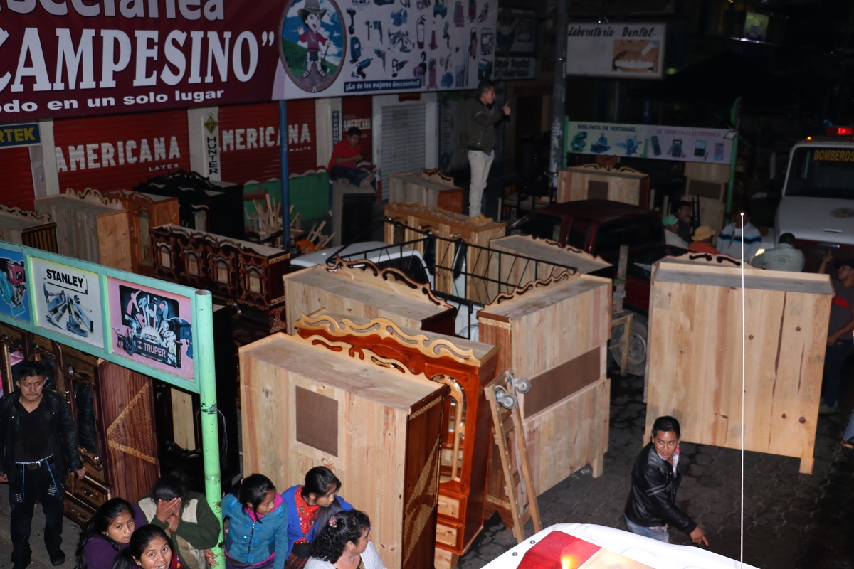 Los propietarios una venta de muebles de madera sacaron su producto para evitar que se quemara. (Foto Prensa Libre: Víctor Chamalé)