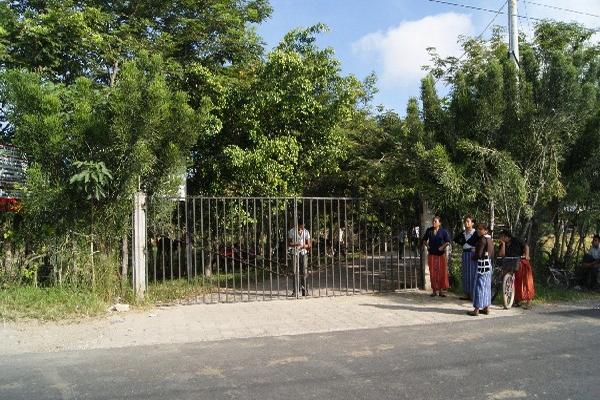Un estudiante cierra ingreso al plantel.