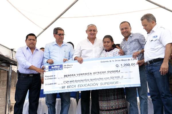 El presidente Otto Pérez Molina  entrega simbólicamente el programa social Bono Seguro a miles de usuarios en  Salamá, Baja Verapaz, y San Pedro Carchá, Alta Verapaz.