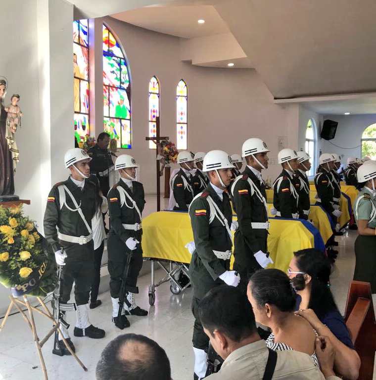 Algunos de los agentes caídos en Colombia reciben honras fúnebres. (Foto Prensa Libre: Twitter Jorge Nieto)