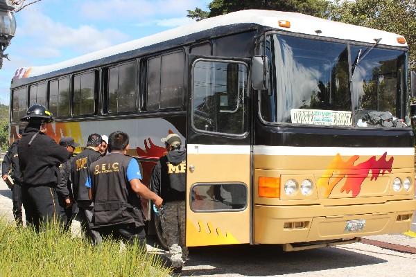 Investigadores buscan indicios en el bus en el que  murió baleado el guardia Filadelfo Muñoz, en la ruta a El Salvador.