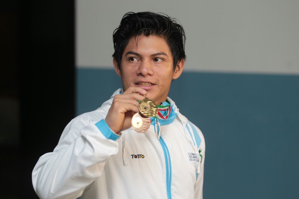 El pequeño gimnasta que puso en alto el nombre de Guatemala en Hungría, muestra sus medallas. (Foto Prensa Libre: Norvin Mendoza)